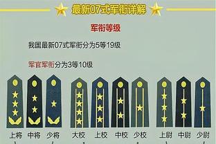 这气氛？球迷高唱C罗名字，看台上的C罗频频挥手、握拳回应